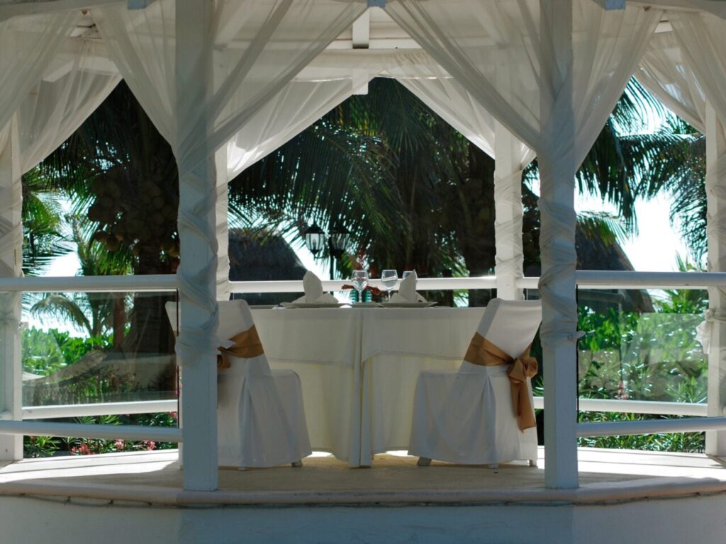 Romantic Cancun honeymoon resort dinner