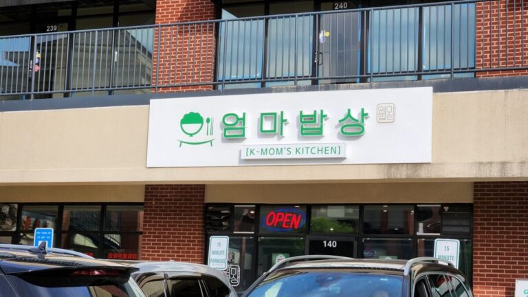Exterior of K-Mom’s Kitchen in Duluth, Georgia