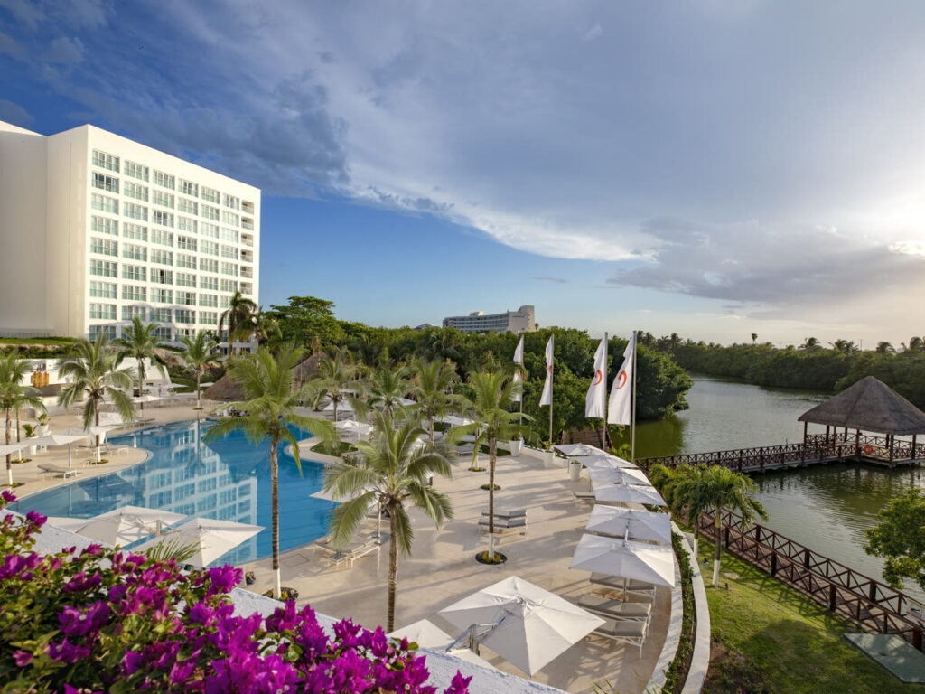 Le Blanc Spa Resort Cancun pool and hotel