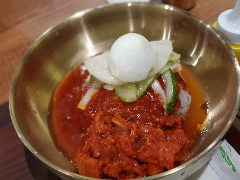 Rich ox bone seolleongtang soup at Sambong Naengmyun